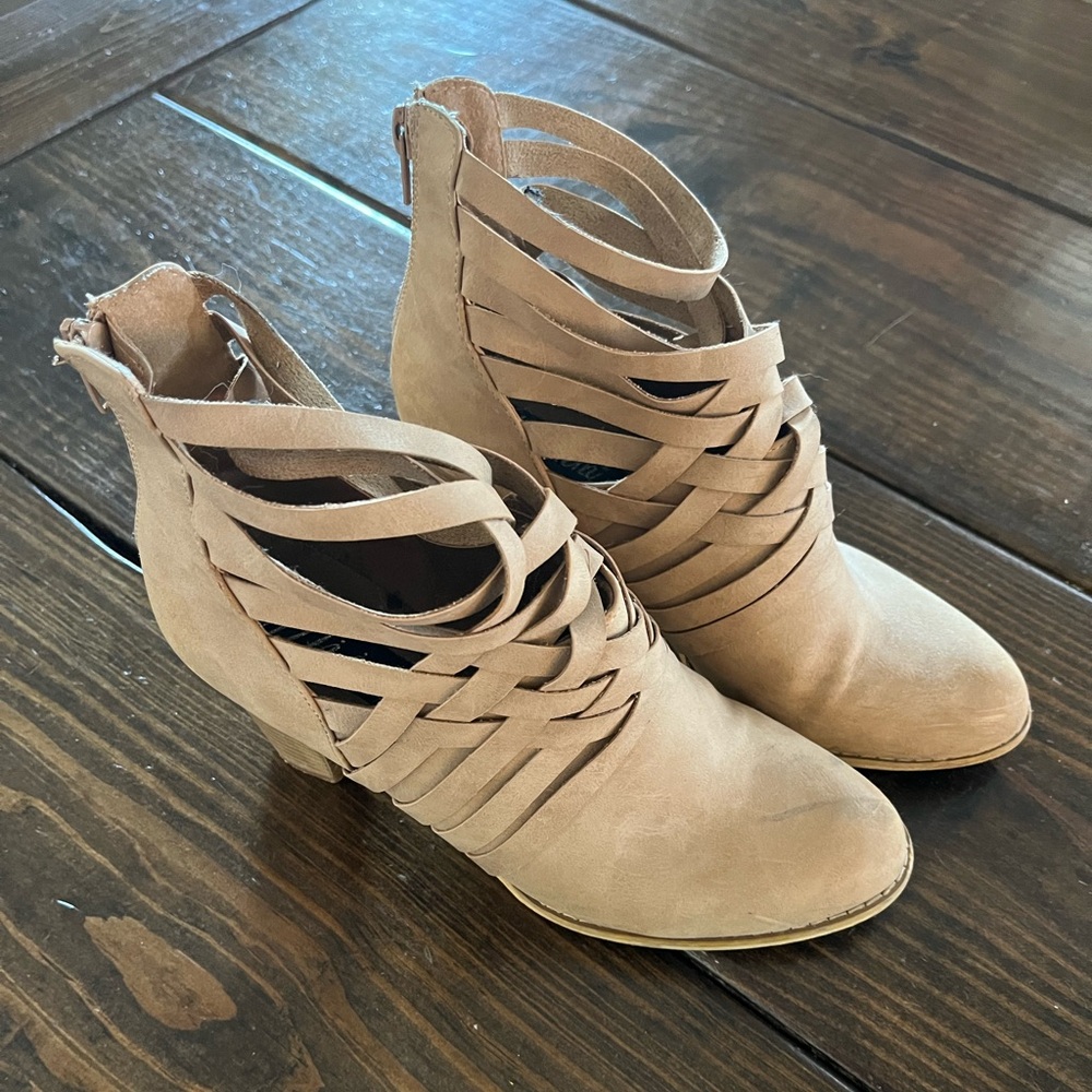Tan Mi.Im booties size 8.5